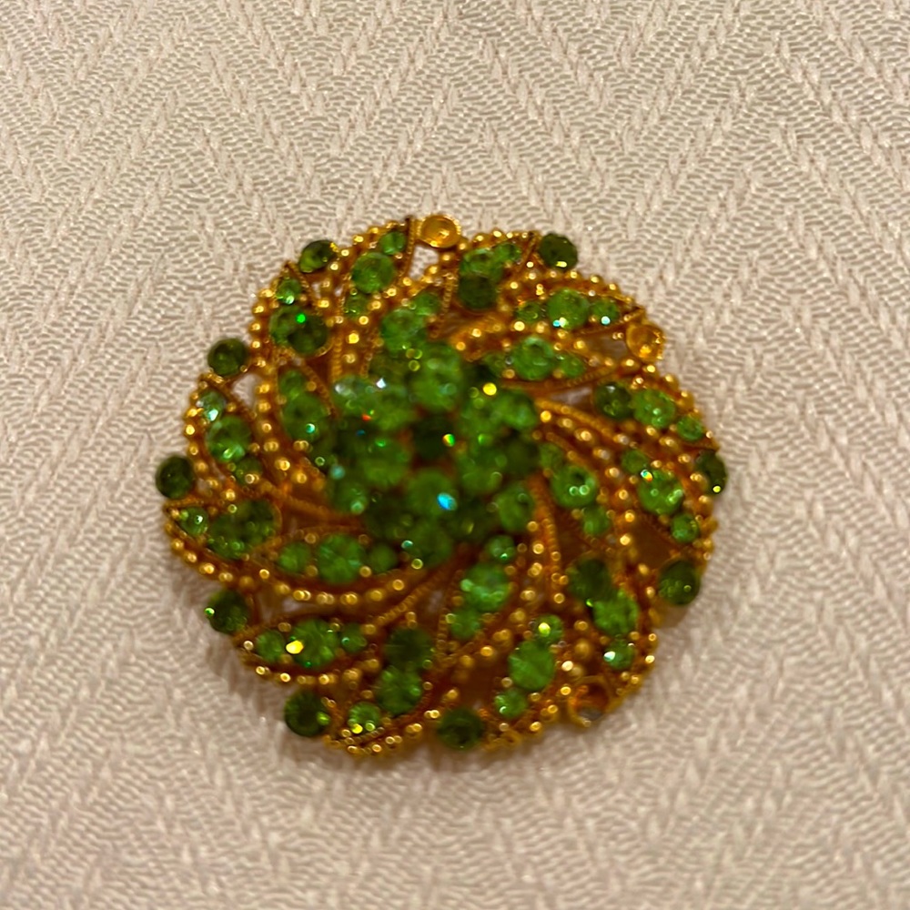 Brooch gold with a green leaves